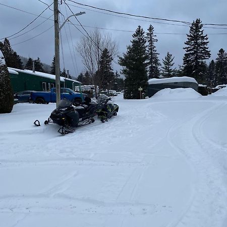 Camping Le 4 Chemins LʼAnse-Saint-Jean Kültér fotó