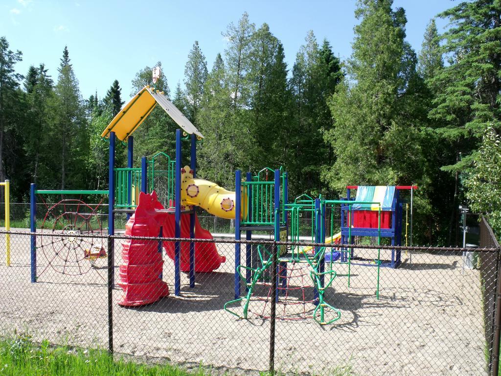 Camping Le 4 Chemins LʼAnse-Saint-Jean Szoba fotó