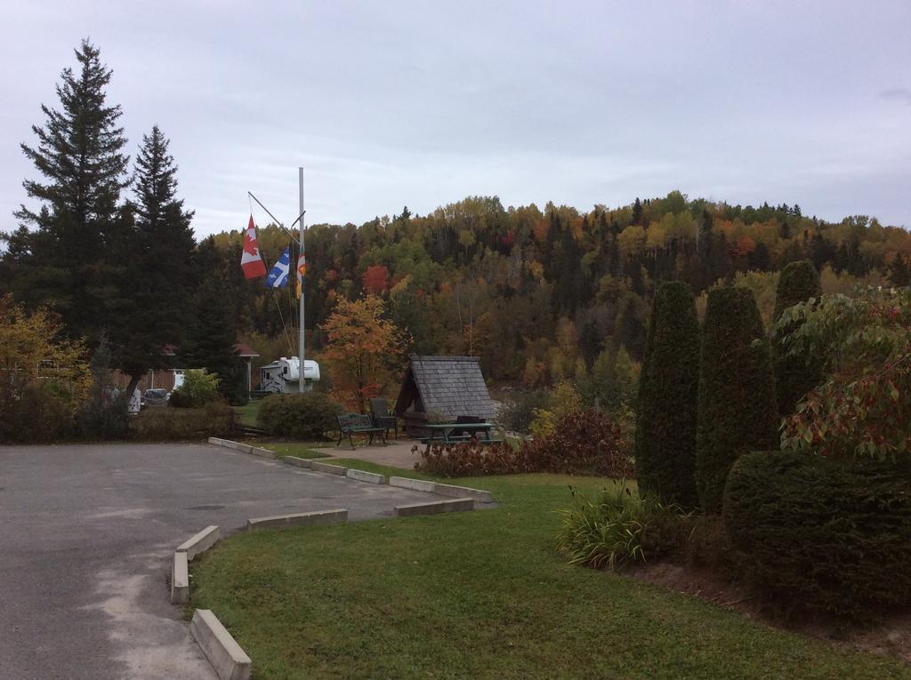 Camping Le 4 Chemins LʼAnse-Saint-Jean Szoba fotó
