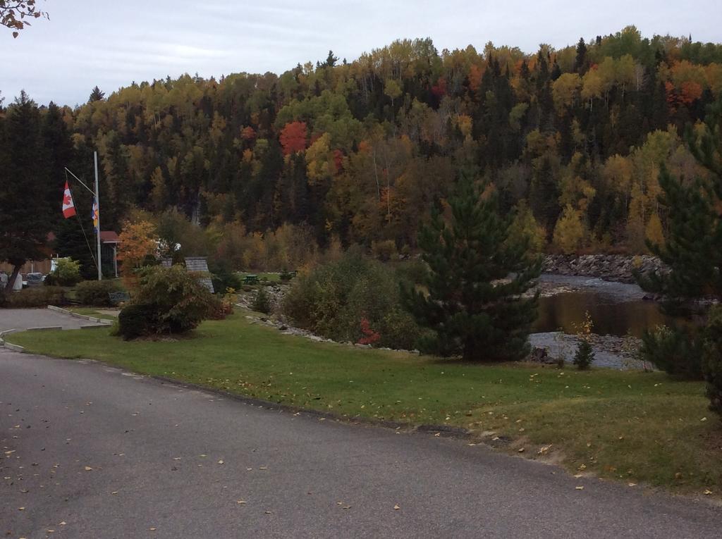 Camping Le 4 Chemins LʼAnse-Saint-Jean Szoba fotó