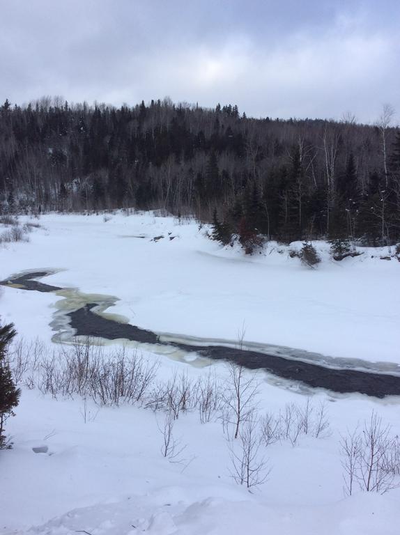 Camping Le 4 Chemins LʼAnse-Saint-Jean Kültér fotó