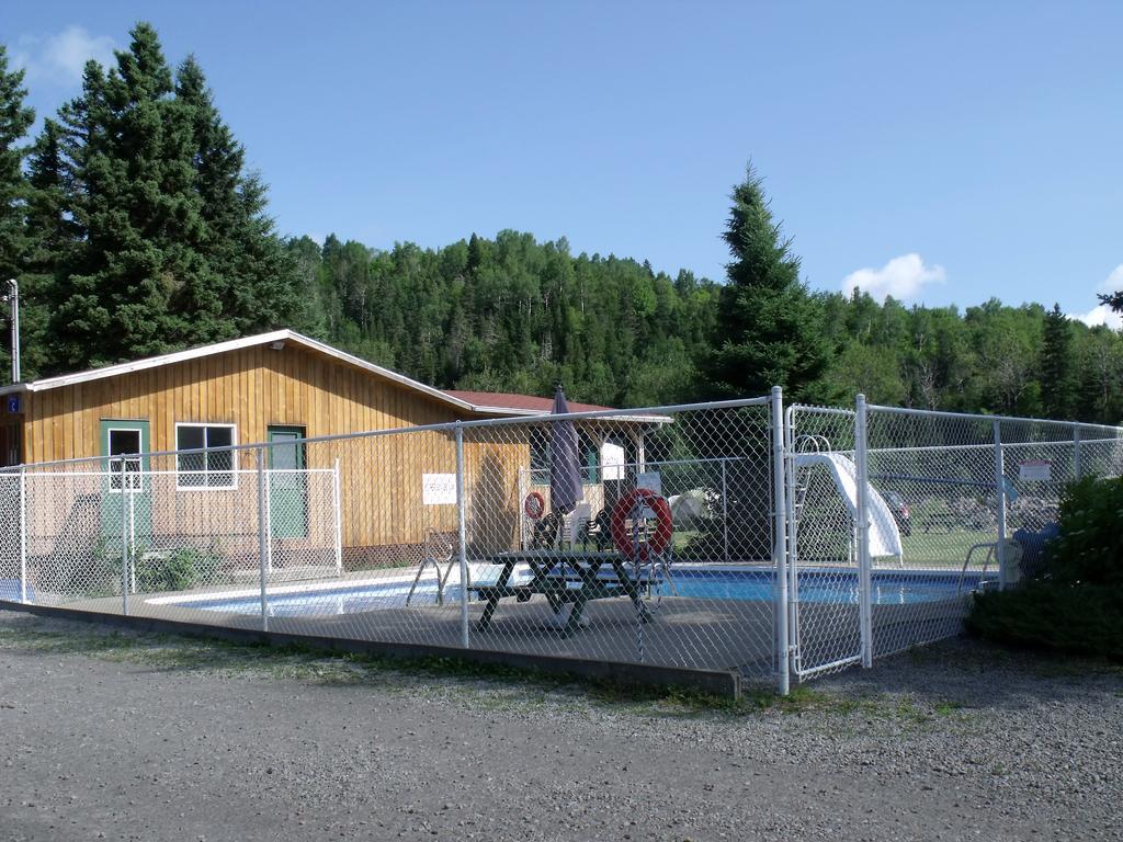 Camping Le 4 Chemins LʼAnse-Saint-Jean Szoba fotó