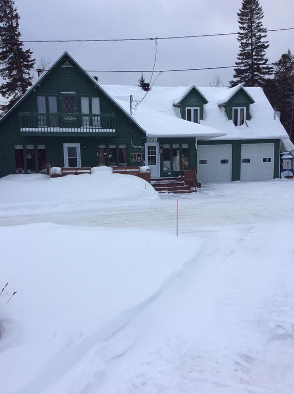 Camping Le 4 Chemins LʼAnse-Saint-Jean Kültér fotó