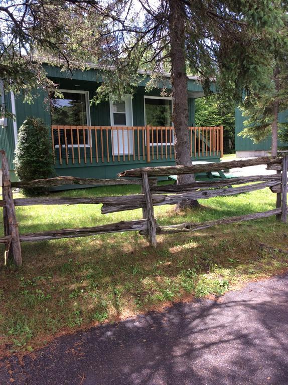Camping Le 4 Chemins LʼAnse-Saint-Jean Kültér fotó