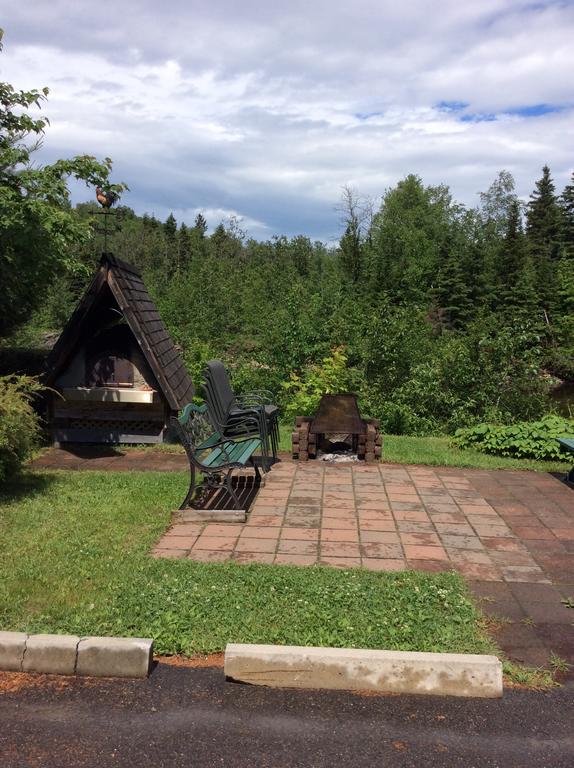 Camping Le 4 Chemins LʼAnse-Saint-Jean Kültér fotó